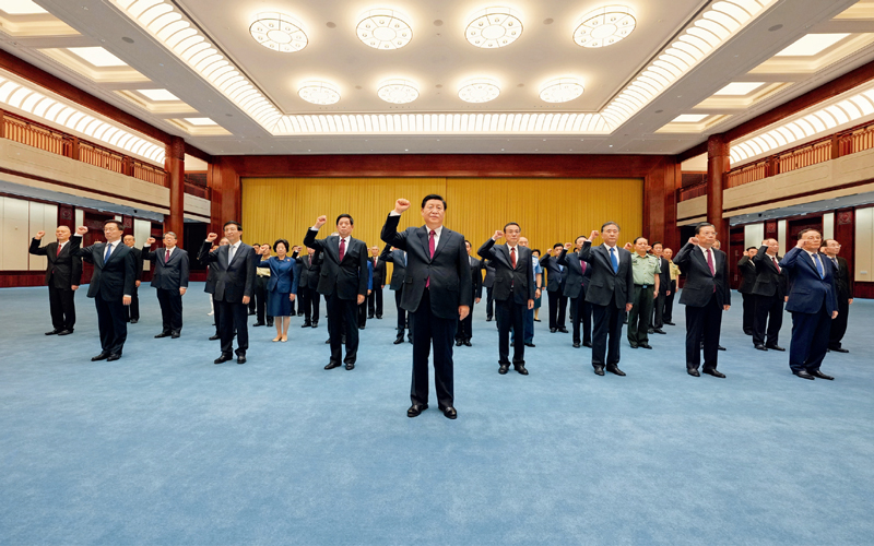 2021年6月18日,党和国家领导人习近平、李克强、栗战书、汪洋、王沪宁、赵乐际、韩正、王岐山等在中国共产党历史展览馆参观“‘不忘初心、牢记使命’中国共产党历史展览”。这是参观结束后,习近平带领党员领导同志一起重温入党誓词。 新华社记者 李学仁/摄