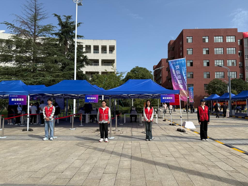 迎新现场的“暖心守护者”！明德青年志愿者全力护航新生入学