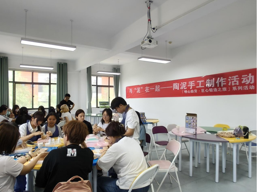 “阳光护航”心理育人季｜明德科技职业学院成功举办与“泥”在一起——陶泥手工制作艺术疗愈活动